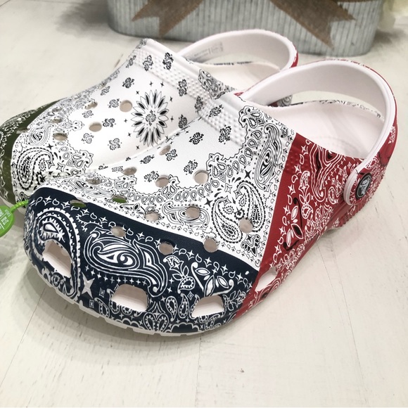 CROCS Classic Bandana White Multicolor Clogs Unisex Sz W7-M5 NWT - Picture 3 of 16